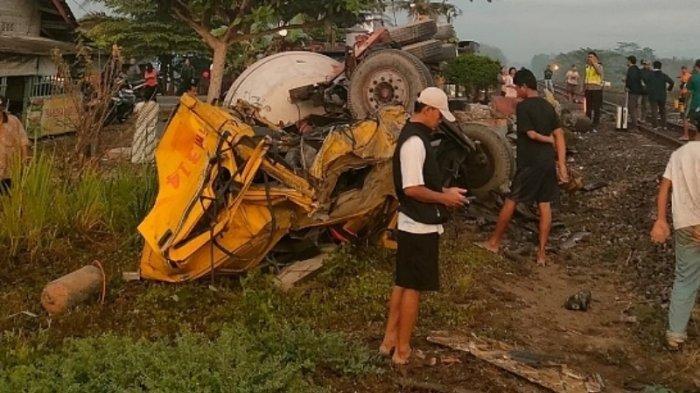 Foto kecelakaan kereta api Taksaka menabrak truk molen di perlintasan kereta api Sedayu, Bantul, Rabu (25/9/2024) pagi.