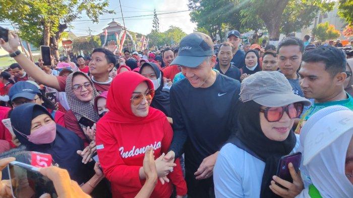 Gubernur Jawa Tengah, Ganjar Pranowo dan Bupati Klaten Sri Mulyani saat jalan sehat bersama masyarakat Klaten.