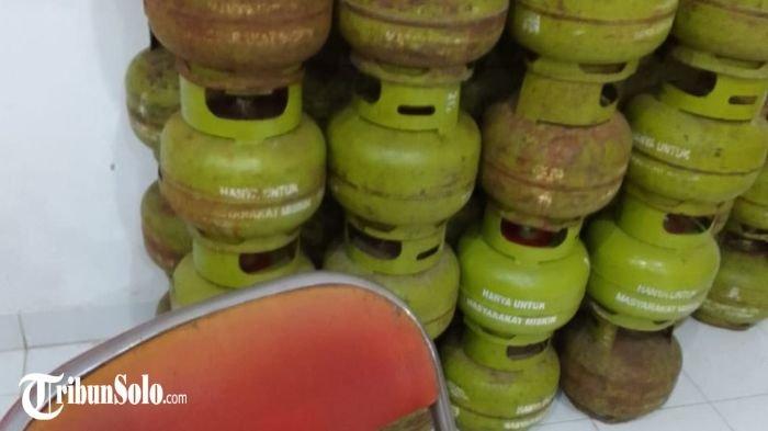 PENGECER DILARANG JUAL GAS : Ilustrasi tabung gas LPG 3 kilogram, difoto beberapa waktu lalu. Kementerian Energi dan Sumber Daya Mineral (ESDM) sejak Sabtu (1/2/2025) melarang penjualan gas LPG 3 kilogram di pengecer. Kebijakan ini diterapkan untuk menjaga agar penjualan tak melebihi harga.