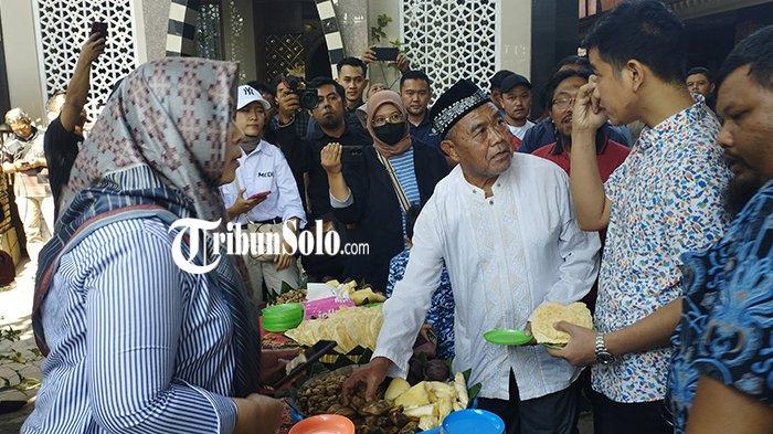 Gibran Rakabuming Raka saat berada di Cepogo, Boyolali. Dia disuguhi makanan khas desa seperti pisang rebus hingga kacang rebus.