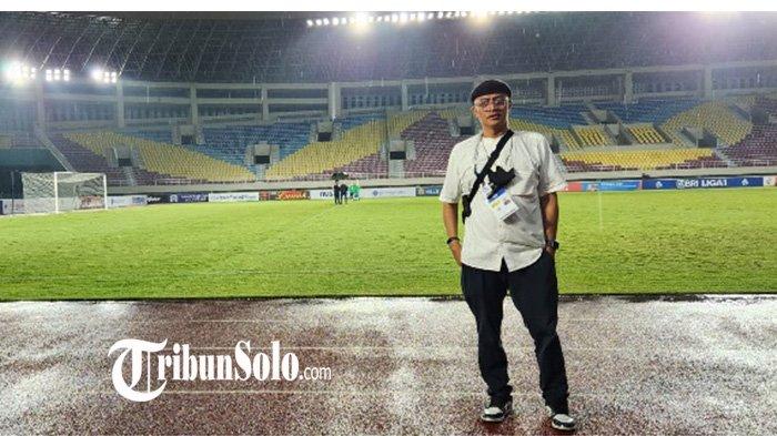 LAGU SUKATANI DI MANAHAN : Ginda Ferachtriawan, Ketua Panitia Pelaksana Pertandingan Stadion Manahan Solo. Ginda  mengatakan tak ada pengamanan khusus terkait kabar itu meski lawan PSIM Yogyakarta dalam laga final kali ini adalah tim milik Polri, Rabu (26/2/2025) besok. Beredar di media sosial yang mengatakan bahwa suporter Brajamusti bakal mengumandangkan lagu ciptaan Sukatani Band berjudul 'Bayar bayar bayar' yang tengah viral baru-baru ini.
