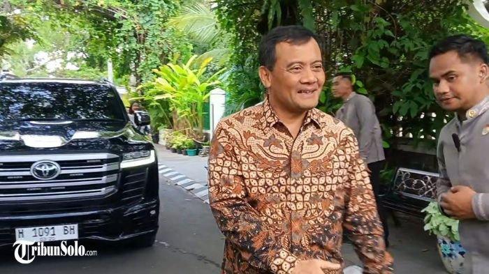 TEMUI JOKOWI : Gubernur Jateng Ahmad Luthfi menemui Jokowi di kediaman pribadi Presiden RI ke-7 di momen Lebaran, Senin (31/3/2025) siang. Ahmad Luthfi nampak datang sendirian ke rumah Jokowi pada Minggu siang sekitar pukul 14.40 WIB.