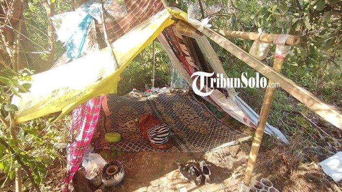 Gubuk yang ditinggali Faste Dwi Rohmantyawan alias Iwan (41), dan anaknya, Muhammad Ash Shoffani (12) kurang lebih selama empat bulan terakhir. Mereka menempati kebun jati di Klaten.