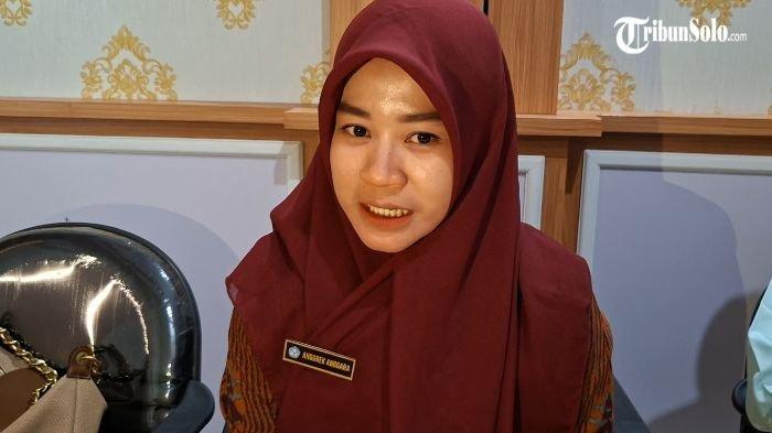VIRAL GUNTING SERAGAM - Guru SMP PGRI 5 Sukodono, Sragen, Anggrek Anggarayani saat mendatangi Dinas Pendidikan dan Kebudayaan Kabupaten Sragen untuk memberikan klarifikasi video dirinya yang viral karena memotong seragam siswanya, Selasa (22/4/2025). Ia akhirnya meminta maaf.