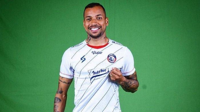 Gustavo Almeida, penyerang 28 tahun asal Brasil yang membela Arema FC di Liga 1 2023/2024. Gustavo mencetak pencetak hattrick pertama di Liga 1 musim ini saat Arema FC menahan imbang 3-3 Persib Bandung di Bali, Jumat (7/7/2023).