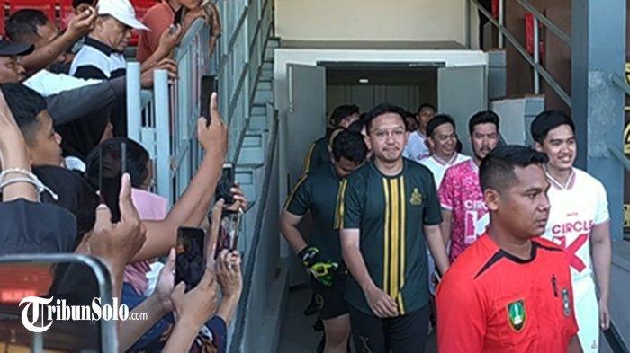 Raja Pura Mangkunegaran, KGPAA Mangkunagara X alias Gusti Bhre dan Ketum PSI, Kaesang Pangarep saat main bola dalam laga persahabatan Pura Mangkunegaran Solo vs DPD PSI Solo di Stadion Sriwedari Solo, Minggu (21/7/2024).