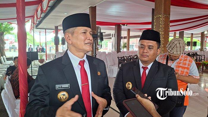 SOLUSI PHK : Bupati Wonogiri, Setyo Sukarno (kiri) ditemui pasca mengikuti acara serah terima jabatan Senin (3/3/2025). Setyo tengah mencari solusi terkait nasib pekerja PT Sritex asal Wonogiri yang terkena pemutusan hubungan kerja (PHK).