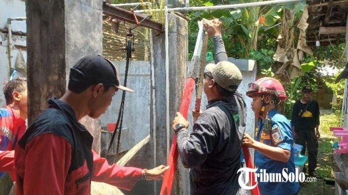 Anggota Satpol PP dan Damkar Kabupaten Klaten, membantu mengambilkan HP yang dibuang kedalam sumur, di Desa Gunting, Kecamatan Wonosari, Kabupaten Klaten.