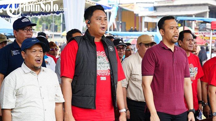 BERDIRI BERDAMPINGAN. Bupati Klaten Hamenang Wajar Ismoyo dan Wabup Klaten Benny Indra Ardhianto. Ini terkait Pemerintah Kabupaten (Pamkab) Klaten akan menggelar kegiatan “Sambung Roso Bupati Klaten dan Wakil Bupati Klaten Tahun 2025” pada Selasa (8/7/2025).