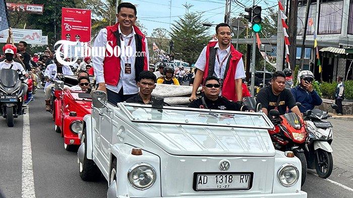 Pasangan Hamenang Wajar Ismoyo- Benny Indra Ardhianto diantar ratusan pendukung mendaftar sebagai bakal calon kepala daerah di Pilkada 2024 di Kantor KPU Kabupaten Klaten. Kamis (29/8/2024).