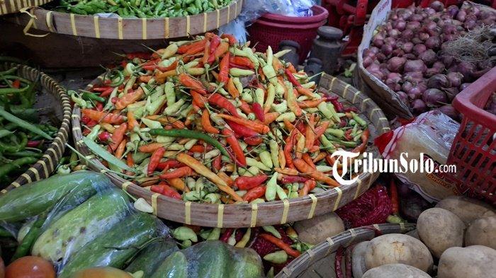 KENAIKAN HARGA CABAI - Harga cabai di Pasar Bunder Sragen meroket pada H-1 lebaran, Minggu (30/3/2025). Harga melonjak drastis dari sebelumnya Rp80 ribuan per kilo kini menjadi Rp110 ribu per kilo.