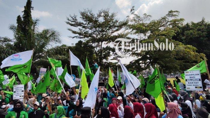 PERINGATI HARI BURUH. Ratusan buruh di Kabupaten Karanganyar peringati hari Buruh Internasional di depan Kantor Bupati Karanganyar, Kamis (1/5/2025). Salah satu tuntutan mereka soal lindungi pengawai terdampak PHK.