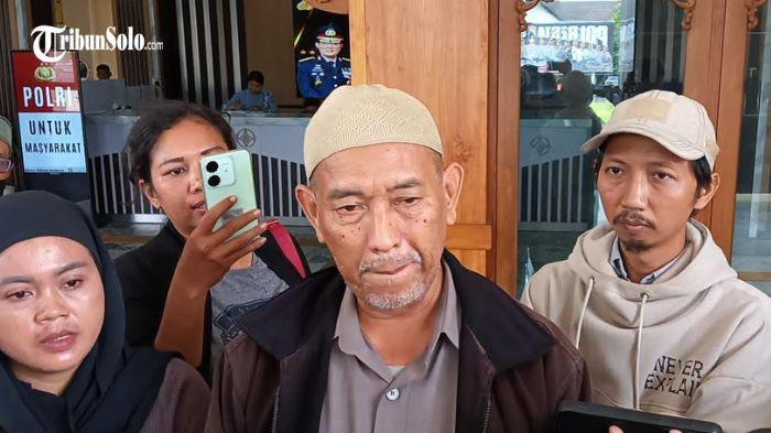 DUGAAN PENIPUAN - Harjoko, salah dari ratusan warga Solo yang diduga menjadi korban penipuan berkedok mitra penyedia program Makan Bergizi Gratis (MBG) oleh pihak yang mengatasnamakan Yayasan Barisan Nasional (Barnas) saat ditemui, Rabu (30/7/2025). Sejumlah mitra mempertanyakan kejelasan kelanjutan yayasan yang mengatasnamakan program tersebut.