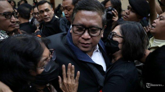 SIDANG HASTO - Sekjen PDI Perjuangan Hasto Kristiyanto berpelukan dengan keluarga usai menjalani sidang dakwaan di Pengadilan Tipikor, Jakarta, Jumat (14/3/2025) lalu. FX Rudy dan sejumlah kader PDIP lainnya memberikan dukungan dengan hadir langsung di sidang Hasto.