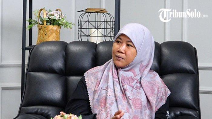 VIRAL KUCING DILEMPAR - Hening Yulia, pecinta kucing sekaligus pendiri Rumah Difabel Meong, saat podcast bersama TribunSolo, di Kantor TribunSolo.com, Klodran, Karanganyar, Senin (24/3/2025). Kasus pelemparan kucing dari lantai dua Pasar Ir Soekarno, Sukoharjo hingga tewas pada 26 Februari 2025 lalu terus diusut dan berbuntut panjang. Kini pelaku disangkakan pasal 302 KUHP.