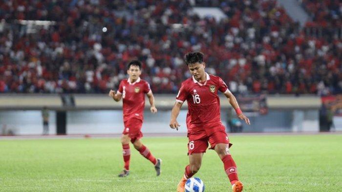 Pemain Timnas Indonesia Hokky Caraka menggiring bola saat laga leg kedua Kualifikasi Piala Dunia 2026 melawan Brunei Darussalam di Stadion Sultan Hassanal Bolkiah, Bandar Seri Begawan, Selasa (17/10/2023) malam WIB