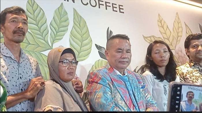 Hotman Paris bersama keluarga almarhumah Vina dalam upaya mencari pelaku pembunuhan Vina lainnya, ditemui di kawasan Slipi Jakarta Barat, Kamis (16/5/2024).