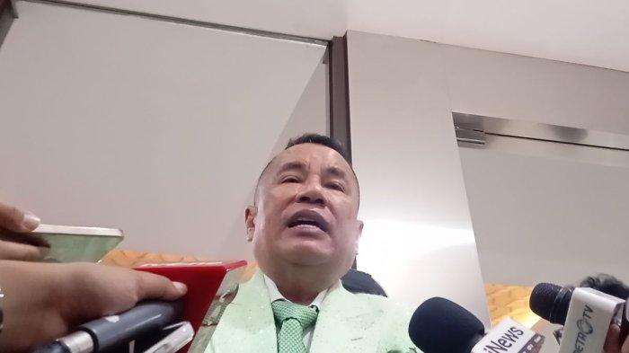 HOTMAN JATUH SAKIT - Pengacara Hotman Paris Hutapea saat memberikan keterangan di Bareskrim Polri, Jakarta, Senin (17/2/2025). Hotman Paris kini dirawat di rumah sakit setelah digigit berang-berang. (Kompas.com/Shela Octavia)