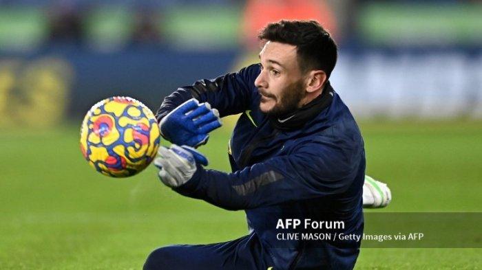 Hugo Lloris melakukan pemanasan sebelum laga Liga Inggris Tottenham Hotspur vs Leicester City di The King Power Stadium, 19 Januari 2022. (Clive Mason/Getty Images/AFP).