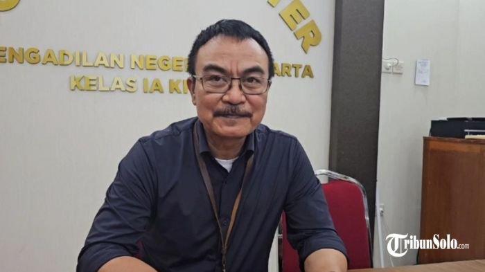 SIAPKAN SIDANG : Humas PN Solo Bambang Aryanto, ditemui Kamis (10/4/2025). Gugatan Perdata yang dilayangkan oleh Aufaa Luqmana Re A (19) warga Solo terhadap tiga pihak yakni Joko Widodo (Jokowi), Maruf Amin dan PT Solo Manufaktur Kreasi (SMK) di Pengadilan Negeri (PN) Solo telah resmi terdaftar