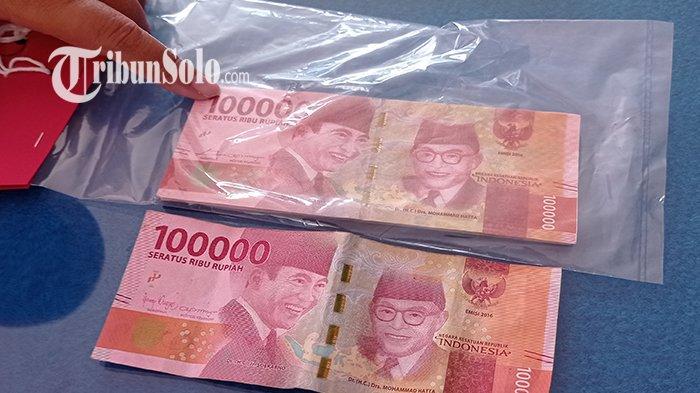 UANG PALSU. Penjual tempe kripik di Pasar Sidoharjo, Kabupaten Wonogiri Wakini mendapatkan musibah karena uang dari pembeli Rp 100 ribuan ternyata palsu. Senin (31/10/2022).