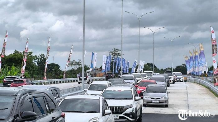 TOL SOLO-JOGJA : Ilustrasi antrean kendaraan saat melintas Tol Solo-Jogja, beberapa waktu lalu. Tol Solo-Jogja bakal dimaksimalkan untuk arus kendaraan pemudik yang menuju Yogjakarta pada masa Lebaran 2025.