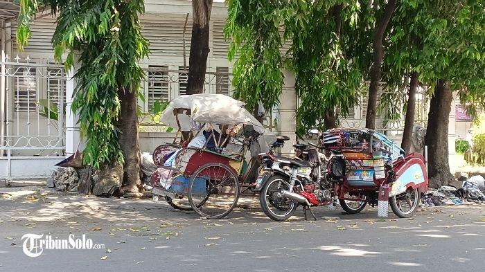 BECAK MOTOR - Ilustrasi becak kayuh dan becak motor (bentor) yang beroperasi di Kota Solo, difoto Senin (12/5/2025). Fenomena becak motor (bentor) di jalanan Kota Solo kini menjadi sorotan.