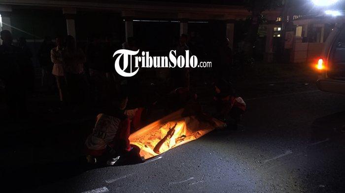 PEMUDIK MENINGGAL. Evakuasi korban kecelakaan di Jalan Sragen-Ngawi, tepatnya di Desa Banaran, Kecamatan Sambungmacan, Kabupaten Sragen, Minggu (30/3/2025). Evakuasi dilakukan PSC 119 Sukowati Sragen.