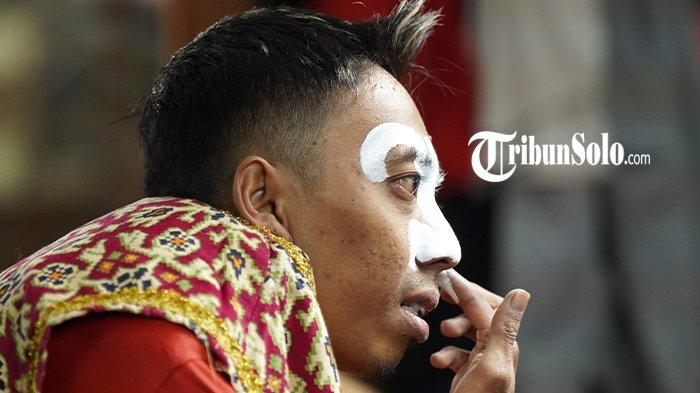 Ilustrasi pemain Wayang Orang Sriwedari saat berdandan dan bersiap untuk pementasan