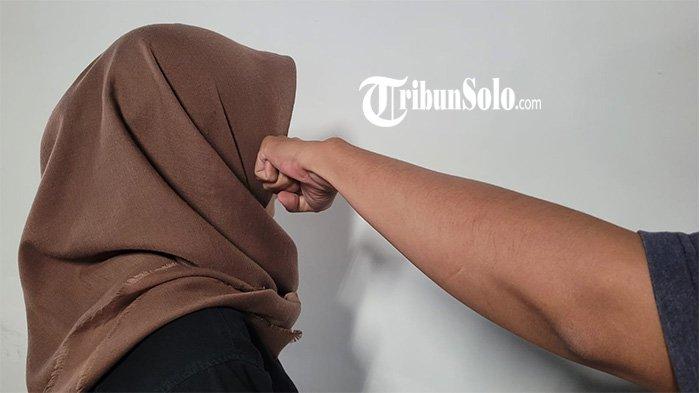 DUGAAN PENGANIAYAAN - Ilustrasi pemukulan dan dihajar Kamis (8/5/2025). Viral video seorang ibu-ibu bersimpah darah usai diduga dianiaya di pasar Mangu, Kecamatan Ngemplak, Boyolali, Sabtu, 2 Mei 2025.