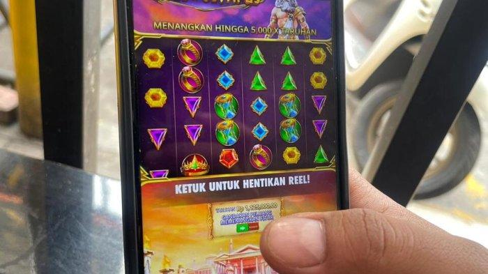 MAIN JUDI. Ilustrasi permainan judi online, Rabu (9/10/2025). Sebuah situs judi online menggunakan domain polrestasurakarta.com untuk mempromosikan produk. Wakapolresta Surakarta AKBP Sigit memastikan pihaknya saat ini hanya menggunakan domain polrestasurakarta.go.id sebagai situs resmi. (KOMPAS.com/M ELGANA MUBAROKAH)