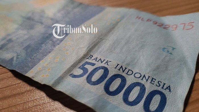 ILUSTRASI UANG JUDI : Pecahan uang Rp50 ribu yang diambil di Colomadu, Karanganyar, Jawa Tengah pada Minggu (16/2/2024). Polres Sragen menggerebek aksi judi Jumat (28/3/2025) lalu. Selain seorang pelaku, juga diamankan barang bukti berupa dua set kartu remi, satu tikar, dan uang tunai