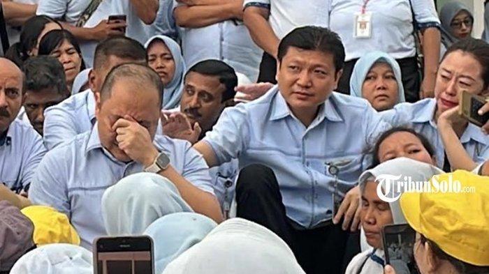 PENUH HARU - Isak tangis iringi pertemuan petinggi PT Sri Rejeki Isman Tbk (SRITEX), Iwan Kurniawan Lukminto (menangis) dan Iwan Setiawan Lukminto (kanan) dengan ribuan buruh di hari terakhir bekerja pada Jumat (28/2/2025). Ini terkait kabar Iwan Kurniawan Lukminto dan Iwan Setiawan Lukminto yang kini laporkan kurator yang menangani kasus kepailitan mereka..