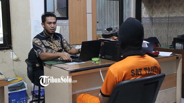 DIGELANDANG POLISI - J (34) pembunuh wanita yang jasadnya ditemukan terkubur dan ditimpa cor di Ngadirojo, Wonogiri, Jumat (2/5/2025). G, ayah pelaku pembunuh jasad perempuan tersebut turut ditetapkan sebagai tersangka.