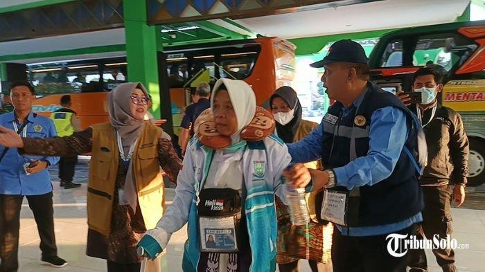 TIBA DI EMBARKASI - Jemaah calon haji Kloter 1 saat tiba di Asrama Haji Donohudan, Ngemplak Boyolali, Kamis (1/5/2025). JCH asal Kabupaten Purbalingga ini diterima Panitia Penyelenggara Ibadah Haji (PPIH) Embarkasi Solo pukul 06.00 WIB.