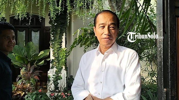 JOKOWI KAGET : Presiden ke-7 RI Jokowi saat ditemui di kediaman Sumber, Banjarsari, Solo, Rabu (5/3/2025). Mantan Presiden Joko Widodo saat ditemui di kediamannya, Selasa 