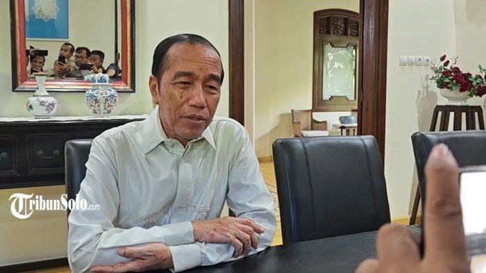 JOKOWI PILIH PSI - Presiden ke-7 RI, Joko Widodo (Jokowi), saat ditemui di kediamannya di Sumber, Banjarsari, Kota Solo, Jumat (6/6/2026). Jokowi mulai santer disebut-sebut dalam bursa calon ketua umum sejumlah partai politik, salah satunya PPP. Namun Jokowi menegaskan dirinya memilih Partai Solidaritas Indonesia (PSI)