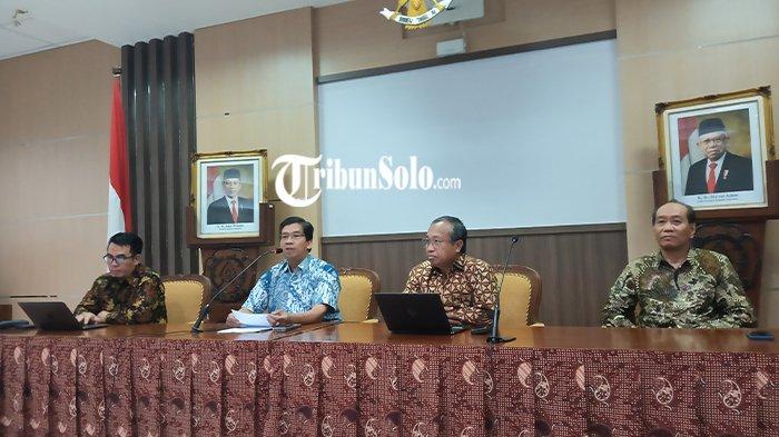Jajaran pejabat Rektorat Universitas Sebelas Maret (UNS) saat jumpa pers, Sabtu (15/7/2023).