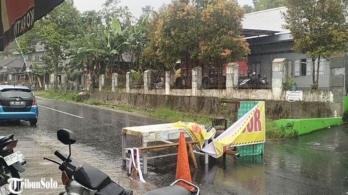 RAWAN BENCANA : Jalan Matesih-Tawangmangu, ditutup dan kendaraan dialihkan pasca terjadi longsor di Bukit Ganoman, Desa Koripan, Kecamatan Matesih, Kabupaten Karanganyar, Jum'at (28/2/2025) lalu. Kawasan itu memang dikenal daerah rawan longsor di Kabupaten Karanganyar.