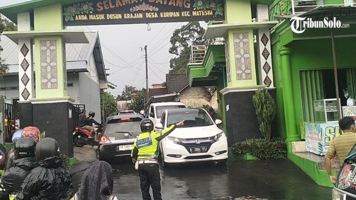 TERDAMPAK LONGSOR : Jalan Matesih-Tawangmangu, ditutup dan kendaraan dialihkan pasca terjadi longsor di Bukit Ganoman, Desa Koripan, Kecamatan Matesih, Kabupaten Karanganyar, Jum'at (28/2/2025). Bukit itu memang dikenal daerah rawan longsor di Kabupaten Karanganyar.