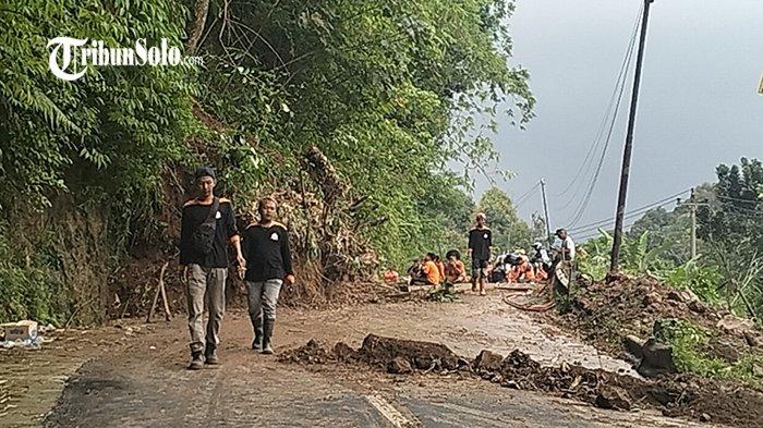 LONGSOR DI KARANGANYAR. Suasana jalan Matesih-Tawangmangu yang tertutup longsor bukit Ganoman, Desa Koripan, Kecamatan Matesih, Kabupaten Karanganyar, Jum'at (28/2/2025). Longsor itu terjadi disebabkan tingginya intensitas hujan di Karanganyar.