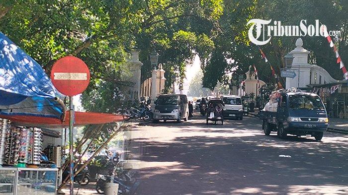 KOLASE FOTO : Tanda verboden (Kiri), jalan Pakoe Boewono yang menjadi lokasi terjadinya dugaan tabrak lari antara mobil pajero sport vs sepeda motor (kanan).