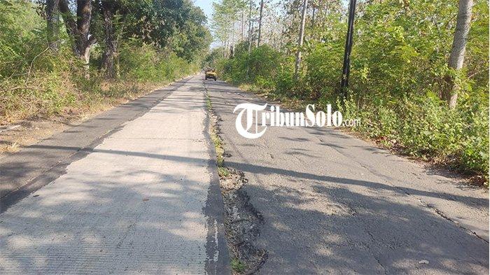 Jalan di kawasan Alas Kethu Wonogiri yang rusak.