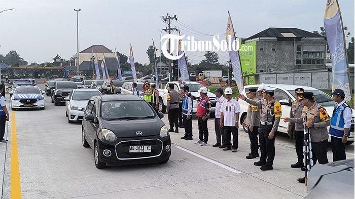 MULAI DIBUKA. Jalan Tol Solo-Jogja dibuka hingga Prambanan Klaten dan Tamanmartani Sleman, saat masa musim mudik lebaran 2025 mulai hari ini Senin (24/3/2025). Pembukaan jalan tersebut, ditandai pengibaran bendera oleh Kapolres Klaten AKBP Nur Cahyo Ari Prasetyo, Direktur Utama PT. Jasamarga JogjaSolo (JMJ) Rudy Hardiansyah pada pukul 07.00 WIB.