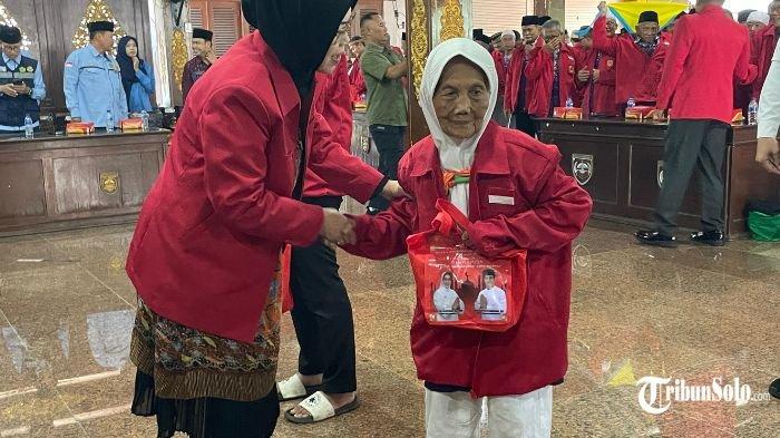 MENUJU TANAH SUCI - Jelang keberangkatan ke tanah suci, 666 jemaah calon haji asal Sukoharjo berpamitan dengan Bupati dan forkopimda di Graha Satya Praja (GSP), Rabu (14/5/2025). Ratusan jemaah calon haji tersebut dijadwalkan akan berangkat mulai tanggal 22-23 Mei 2025 mendatang.