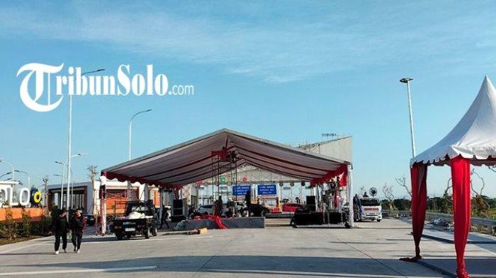 Pekerja masih menyelesaikan Gerbang Tol Banyudono Boyolali lokasi peresmian jalan tol Solo-Jogja oleh presiden Joko Widodo, Selasa (17/9/2024).