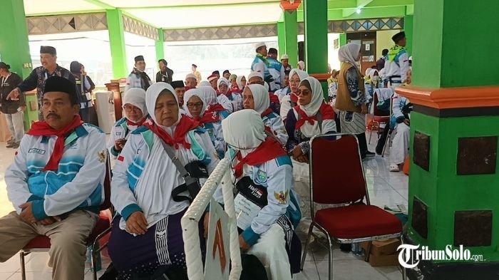 TIBA DI EMBARKASI - Ilustrasi jemaah calon haji Kloter 1 saat tiba di Asrama Haji Donohudan, Ngemplak Boyolali, Kamis (1/5/2025) lalu. JCH asal Kabupaten Purbalingga ini diterima Panitia Penyelenggara Ibadah Haji (PPIH) Embarkasi Solo pukul 06.00 WIB.