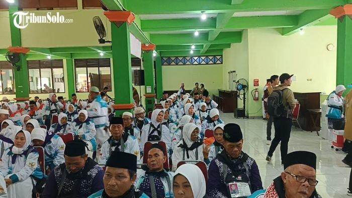 TIBA DI EMBARKASI - Jemaah calon haji Kloter 1 saat tiba di Asrama Haji Donohudan, Ngemplak Boyolali, Kamis (1/5/2025) lalu. Sebanyak 10 jemaah calon haji (JCH) batal berangkat haji tahun ini.