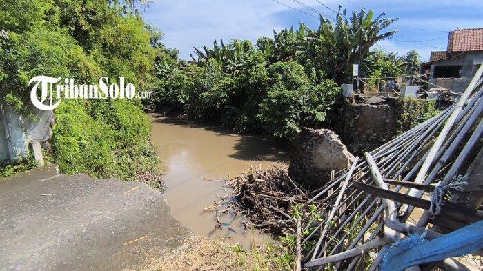 JEMBATAN PUTUS -  Jembatan putus, usai diterjang banjir di Sungai Desa Babadan, Kecamatan Karangdowo, Kabupaten Klaten.