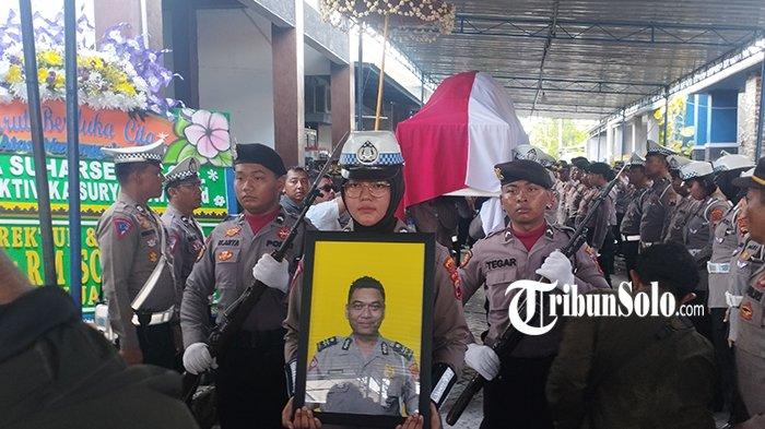 Jenazah almarhum Aipda Suharseno dilakukan upacara pelepasan secara kedinasan.